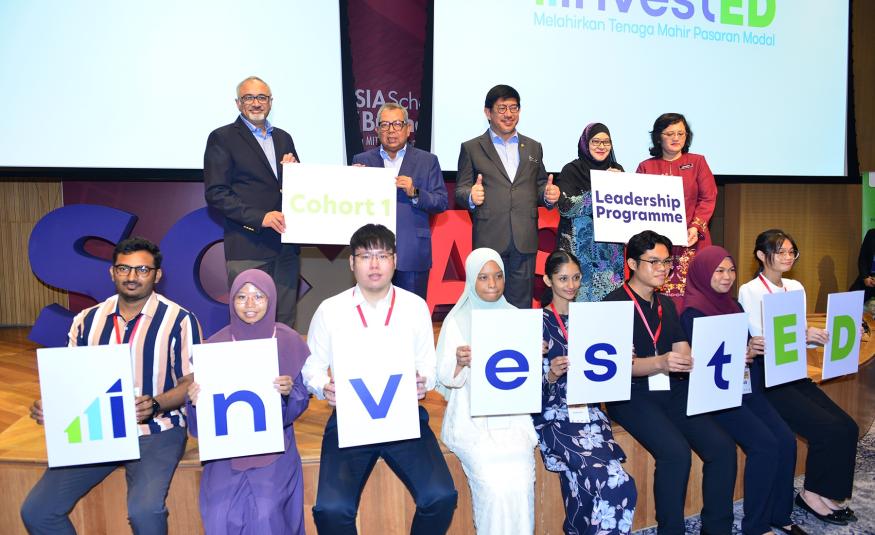 Datuk Seri Dr Awang Adek Hussin (berdiri, dua dari kiri) di majlis perasmian kohort pertama Program Kepimpinan investED di Kuala Lumpur, hari ini.