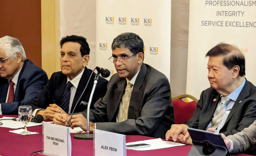 Pesuruhjaya Tinggi India ke Malaysia, B.N. Reddy (tengah) dalam pertemuan diplomatik The Economic Club of Kuala Lumpur dan Star Media Group (ECKL-Star Media) di Kuala Lumpur. (Gambar ihsan FB Institut Strategik KSI bagi Asia Pasifik)