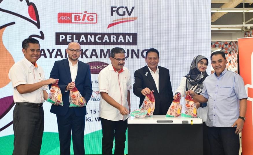 (Dari kiri) Pengarah Jabatan Pertanian dan Kemajuan Ternakan Felda, Hasrin Ismail; Pengarah Urusan Aeon BiG, Sheikh Farouk Sheikh Mohamed; Ketua Pertanian Bersepadu FGV, Abdul Razak Aya; Pengerusi Aeon Co, Datuk Iskandar Sarudin; Timbalan Ketua Pengarah Pembangunan Masyarakat Felda, Raja Faridah Raja Ahmad dan Ketua Peneroka Kebangsaan Felda/Ketua Peneroka Wilayah Trolak, Sulong Jamil Mohamed Shariff. (Gambar ihsan FB Felda)