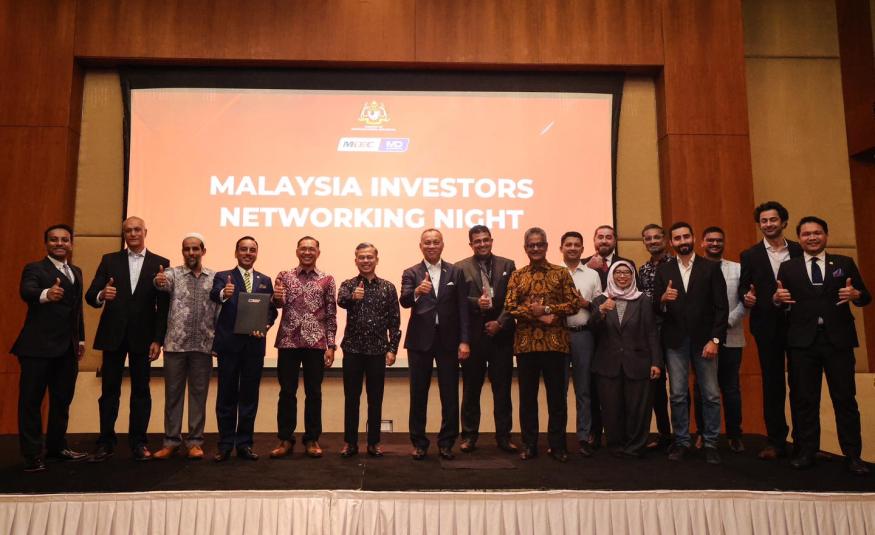 Fahmi Fadzil (enam dari kiri) mengetuai misi pelaburan dan eksport ke UAE, yang turut menyaksikan penyerahan lapan MoU melibatkan syarikat Malaysia, Dubai dan Timur Tengah di Dubai