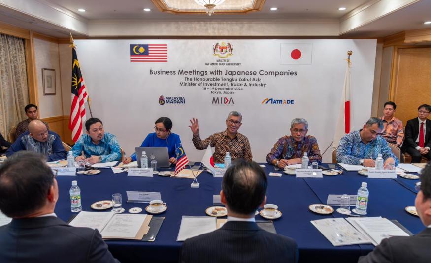 Tengku Zafrul (tengah) dalam mesyuarat perniagaan bersama syarikat-syarikat Jepun ketika misi pelaburan kedua di negara itu baru-baru ini.