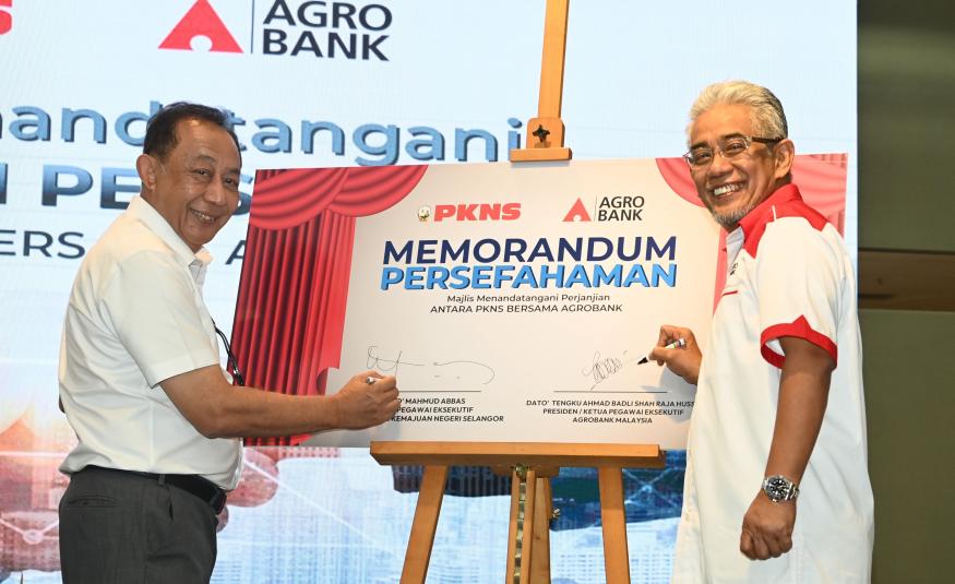 MoU tersebut dimeterai oleh (dari kiri) Datuk Mahmud Abbas dan Datuk Tengku Ahmad Badli Shah Raja Hussin di ibu pejabat PKNS, Shah Alam hari ini.