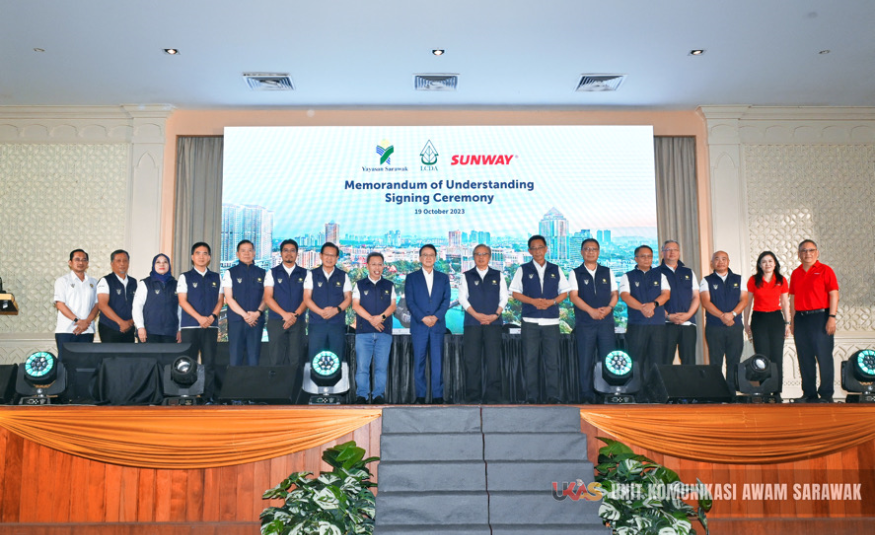 Pemeteraian MoU tersebut telah disaksikan oleh Abang Johari (lapan kanan) di Royal Perak Golf Club. -Gambar UKAS