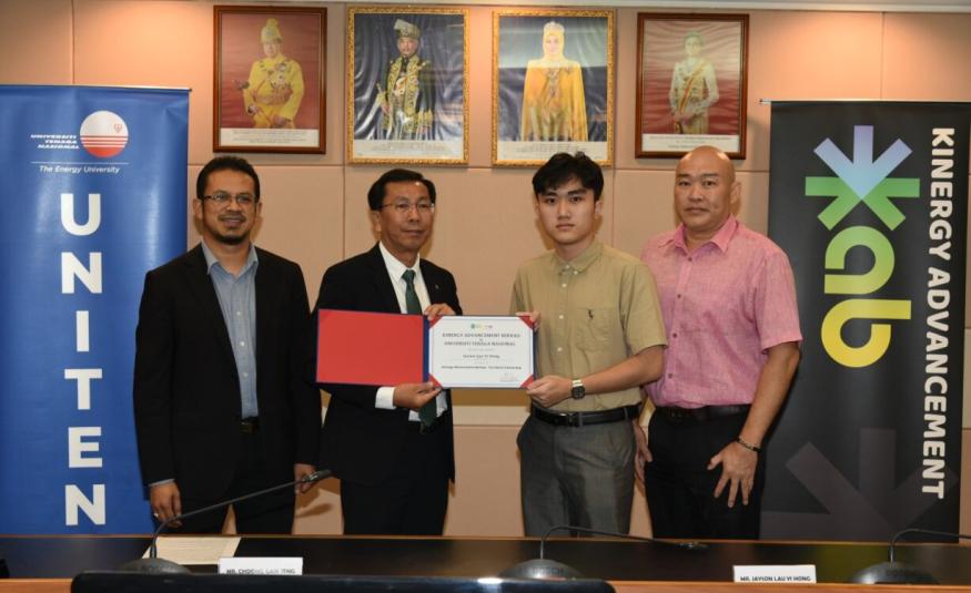 (Dari kiri) Prof Dr Mohd Ezanee Rusli, Pengarah Eksekutif KAB, Choong Gaik Seng menawarkan biasiswa berjumlah RM150,000 kepada Jayson Lau Yi Hong, yang turut disaksikan oleh bapa beliau, Lau Khieng Siong.