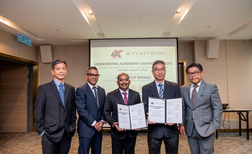 Pengarah Eksekutif dan Ketua Pegawai Eksekutif Kumpulan AGX Group, Datuk Ponnudorai Periasamy bersama (dari kiri) Ketua Pegawai Kewangan AGX Group, Chang Poh Sheng; Pengarah Eksekutif AGX Group, Jayasielan Gopal; Pengarah Eksekutif Operasi TA Securities, Tah Heong Beng dan Ketua Kewangan Korporat TA Securities, Ku Mun Fong menghadiri majlis pemeteraian perjanjian taja jamin hari ini.