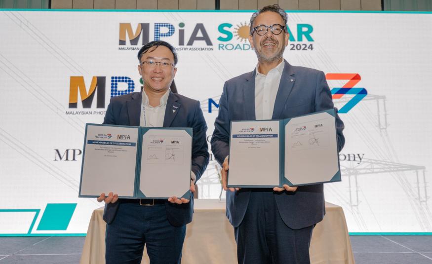 (Dari kiri) Presiden MPIA, Davis Chong dan Datuk Muhamad Umar Swift memeterai memorandum kerjasama di Jerayawara Solar MPIA 2024 pada 16 Januari 2024.
