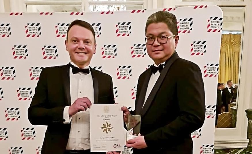 Datuk Azman Shah Mohd Yusof (kanan) menerima Anugerah Keselamatan Antarabangsa 2023 daripada Pengerusi Lembaga Pemegang Amanah British Safety Council, Peter McGettrick semasa majlis penyampaian anugerah yang diadakan di Hotel Landmark di London pada 19 Mei 2023.