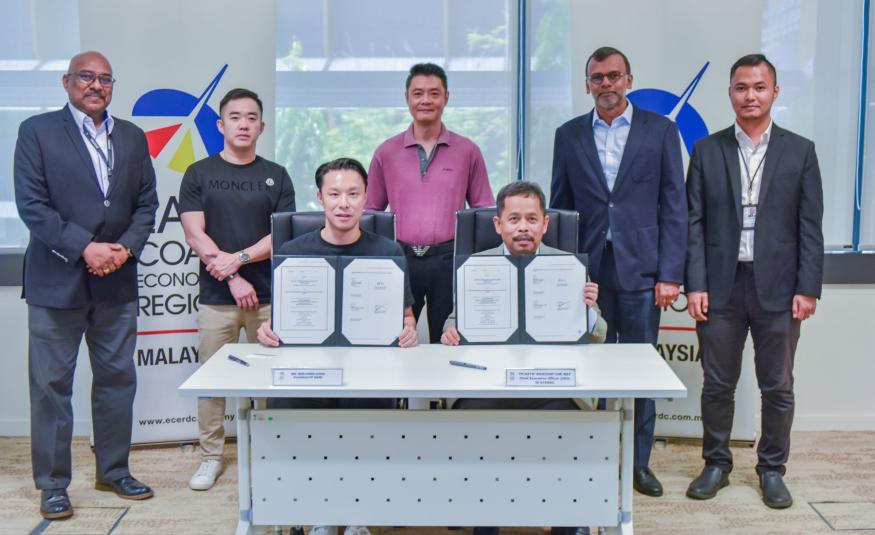 Benjamin Kong dan Datuk Baidzawi Che Mat memegang perjanjian pajakan tanah tersebut.