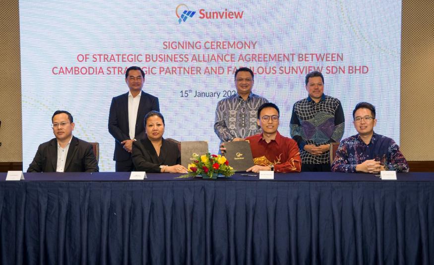 Presiden Kun Production Trading Export Co., SO Chanmolyda dan HP Ong tengah dalam majlis pemeteraian perjanjian perikatan perniagaan strategik untuk meneroka peluang perniagaan tenaga boleh diperbaharui dan tenaga hijau di Kemboja.