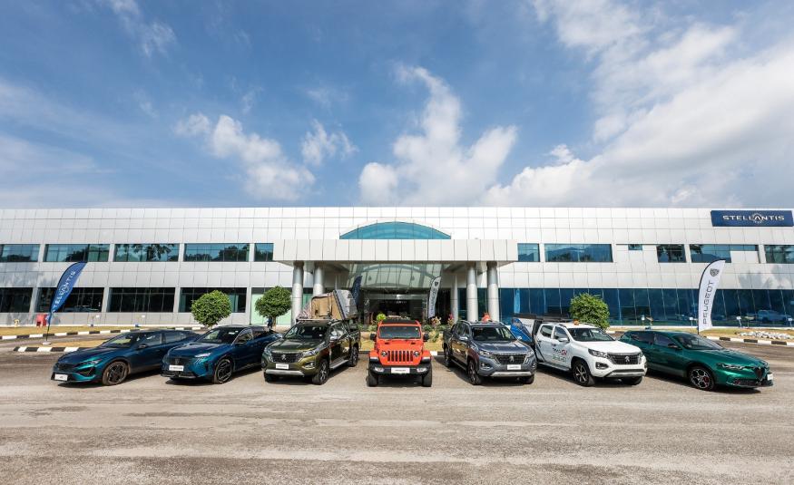 Kereta-kereta yang dipamerkan ketika hari pelabur di kilang Stellantis Malaysia di Gurun, Kedah termasuk Peugeot 408 (dua dari kiri)