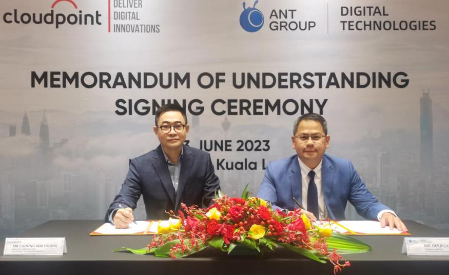 (Dari kiri) Choong Wai Hoong dan Derrick Loi pada majlis menandatangani MoU tersebut hari ini.