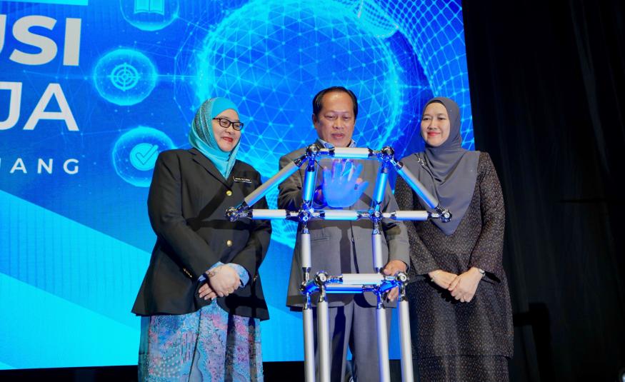 Timbalan Menteri Kewangan 1, Datuk Seri Ahmad Maslan (tengah) bersama Ahli Lembaga Pengarah KWAP, Datuk Anis Rizana Mohd Zainuddin (kiri) dan Ketua Pegawai Eksekutif KWAP, Datuk Nik Amlizam Mohamed (kanan) di majlis pelancaran Forum Pencarum KWAP 2023 di Kuala Lumpur hari ini