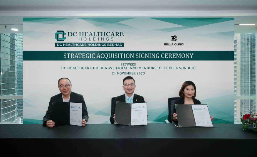 Dari kiri Pengarah Arrow Peaks Sdn Bhd, James Chan; Dr Chong Tze Sheng dan Pengarah dan Ketua Pegawai Eksekutif I Bella, Shermine Then di majlis pemeteraian pengambilalihan strategik.