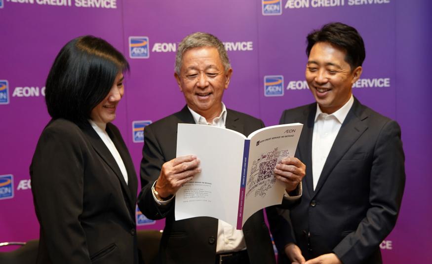 (Dari kiri) Ketua Pegawai Kewangan Aeon Kredit, Lee Siew Tee; Pengerusi Aeon Credit, Ng Eng Kiat dan Pengarah Urusan AEON Credit, Daisuke Maeda menghadiri mesyuarat agung tahunan ke-26 kumpulan itu hari ini.