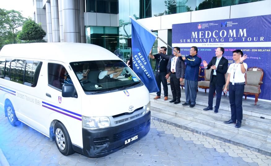 Prof Dr Mohd Sazili Shahibi (pegang bendera) merasmikan acara pelepasan kenderaan bagi program MEDCOMM: Semenanjung D’ Tour