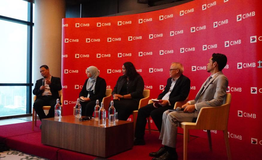 (Dari kiri) Zulkiflee Umar; Penolong Pengarah, Pembangunan Teknikal & Pemudahcara SEDA, Nur Farah Ain Isa; Kaveta Chelliah; Pengawal Kewangan Kumpulan Spritzer Berhad, Sow Yeng Chong; dan Ketua Kewangan Mampan CIMB Bank Berhad, Azmir Abdullah dalam salah satu sesi ’The Cooler Earth Sustainability Summit 2023’, anjuran CIMB pada 13 September 2023.