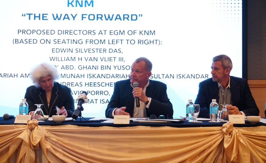 (Dari kiri) Tunku Kamariah Aminah Maimunah lskandariah Sultan Iskandar dan Flavio Porro kemuka rancangan untuk memacu KNM pada sidang media di Kuala Lumpur, hari ini