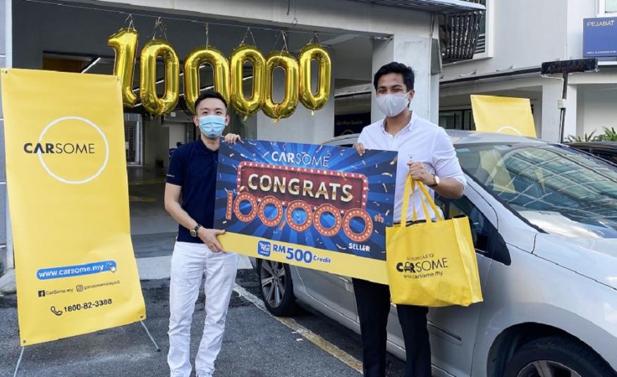 Pengasas Bersama dan Ketua Pegawai Eksekutif Kumpulan Carsome, Eric Cheng (kiri) bersama penjual ke-100,000 Carsome, Mizran Nahar.