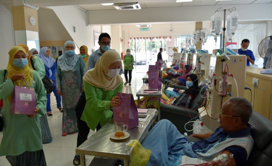 Yang Dipertua Pelitawanis TNB Kebangsaan, Datin Seri Aidah Abu menyerahkan sumbangan cenderahati kepada seorang daripada pesakit di Pusat Rawatan Dialisis Puteri Zulaikha pada 28 September lalu.