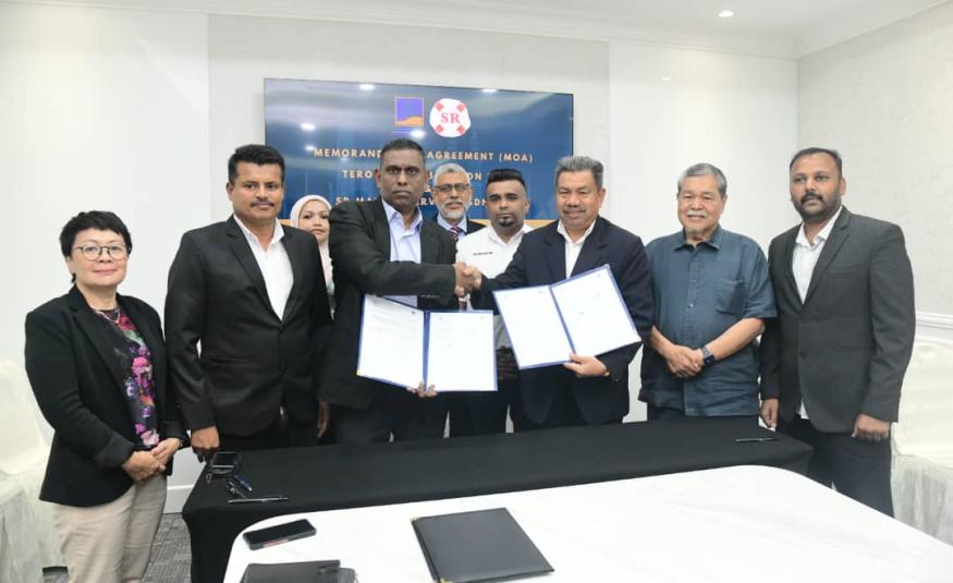 Datuk Mohd Isa Abu Kasim (tiga dari kanan) dan Sivanes Madavin (tiga dari kiri) memeterai MoU untuk SR Marines Services menyediakan perkhidmatan marin yang lengkap kepada Teroka Majubina.