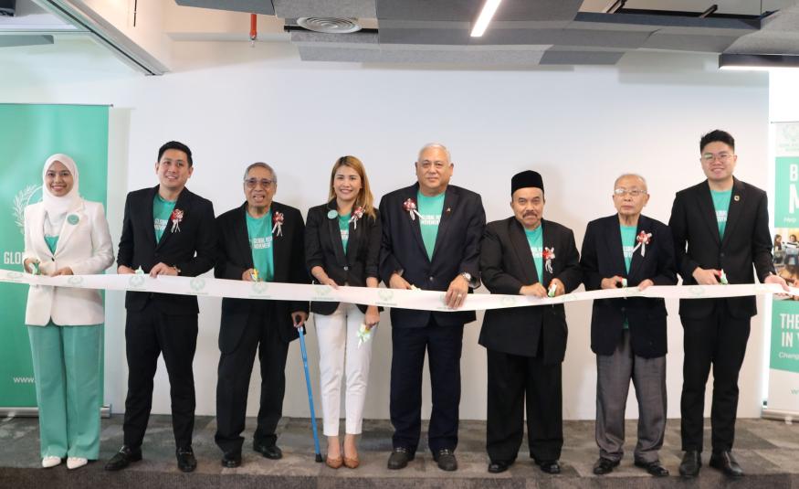 Majlis pelancaran Global Reskilling Movement yang dirasmikan oleh (dari kiri) Aimi Salma; Jin Tan; Duta-duta GRM iaitu Datuk Dr Hamid Arshat dan Datin Dayang Nurfazrina Jamaluddin; Datuk Azhar Muhammad; Duta-duta GRM, Datuk Othman Desa dan Abdul Hanif Harun; GRM Initiator, Ken Lim.