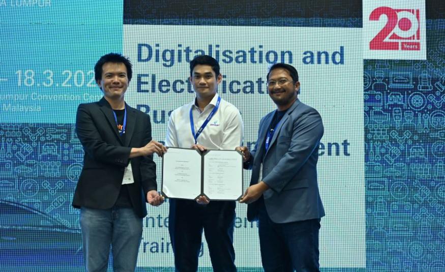 (Dari kiri) Ir Lee Yuen How, Shah Yang Razalli dan Ketua Pegawai Operasi Green EV Charge, Huzaini Nor Omar