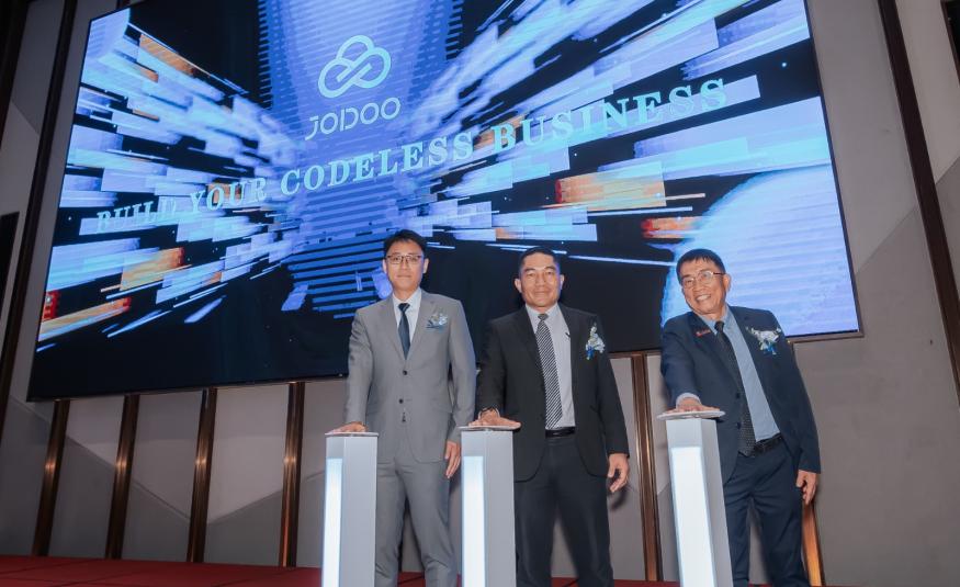 (Dari kiri) Eric Xu, Dr Norjayadi dan Wel Kam semasa pelancaran rasmi Jodoo di M Resort Hotel bersempena Persidangan Pendigitalan pada 8 November 2023