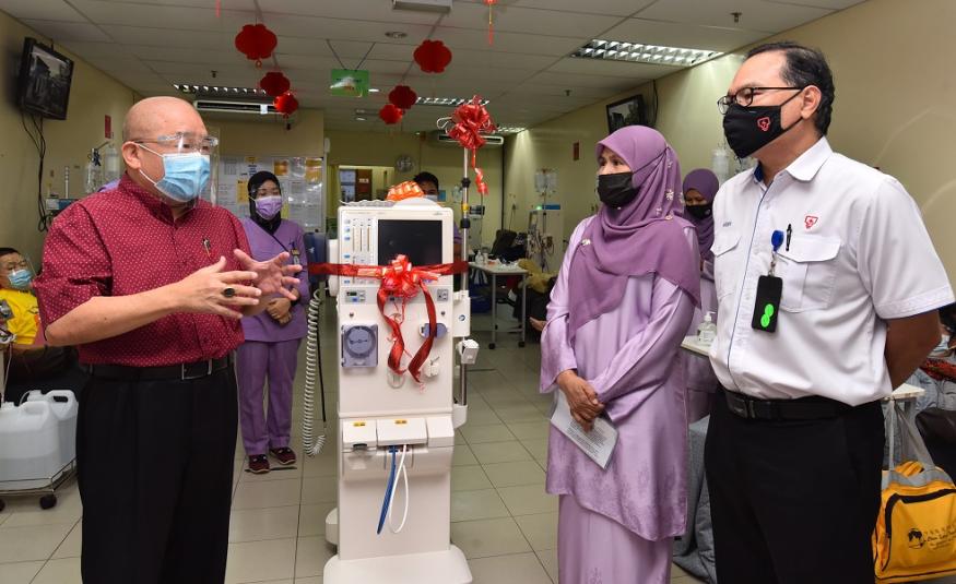 Ketua Pegawai Perkhidmatan Korporat TNB, Mohamad Ariff Zainol diiringi Pengerusi Pelitawanis TNB Cawangan Ibu Pejabat, Rozini Wan menyampaikan sumbangan sebuah mesin dialisis kepada Pengerusi PMKL, Datuk Eric Ong Chen Hui di Pusat Hemodialisis Pertubuhan Medifund, Pandan Indah, Kuala Lumpur, baru-baru ini.