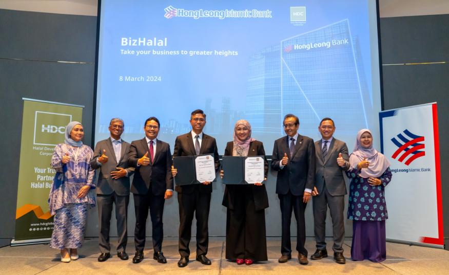 Dafinah Ahmed Hilmi dan Pengerusi HLISB, Datuk Dr. Md Hamzah Md Kassim (tiga dan empat dari kanan) serta Ketua Pegawai Eksekutif HDC, Hairol Ariffein Sahari dan Pengerusi HDC, Khairul Azwan Harun (empat dan tiga dari kiri) di majlis pemeteraian MoU antara HLISB dan HDC.