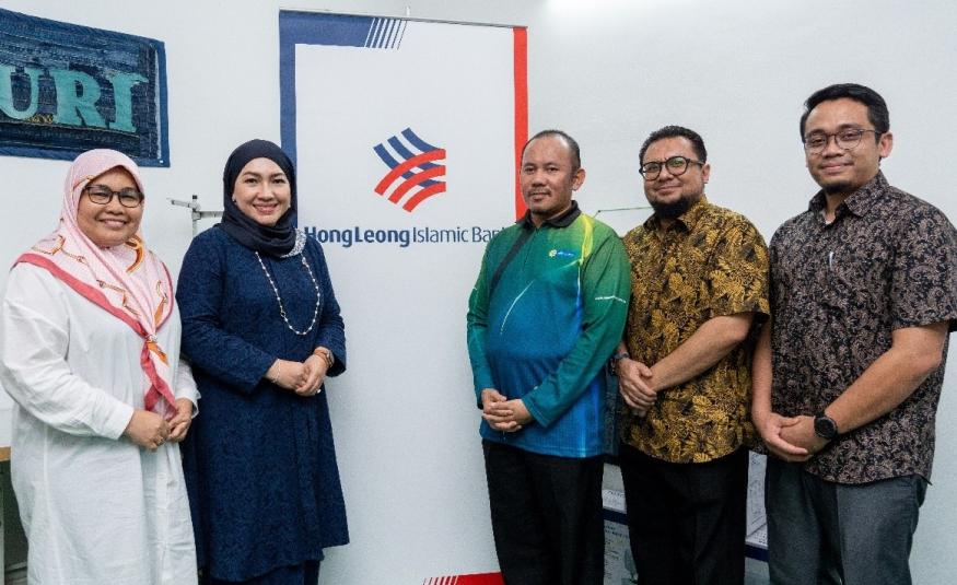 (Dari kiri) Pengasas Suri Inspirasi Sdn Bhd, Salena Ahmad; Ketua Pegawai Eksekutif Hong Leong Islamic Bank, Dafinah Ahmed Hilmi; Ketua Penyelidikan and Seketariat Bahagian Shariah Lembaga Zakat Selangor, Mohamad Farid Mohd Zainal; Ketua Operasi Hong Leong Islamic Bank, Syed Fariz Shiek dan Ketua Shariah Hong Leong Islamic Bank, Akmal Solihi Mohd Yazid