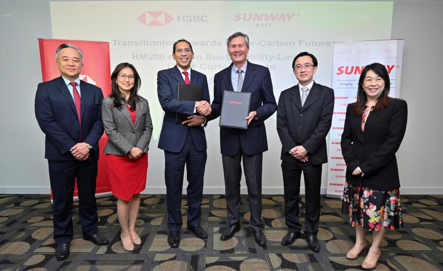 (Dari kiri) Ketua Perkhidmatan Pasaran dan Sekuriti HSBC Malaysia, Alvin Kong; Christina Cheah; Ketua Pegawai Eksekutif HSBC Malaysia, Datuk Omar Siddiq; Datuk Jeffrey Ng; Timbalan Ketua Pegawai Eksekutif Sunway REIT, Clement Chen; dan Ketua Pegawai Kewangan Sunway REIT, Ng Bee Lien,