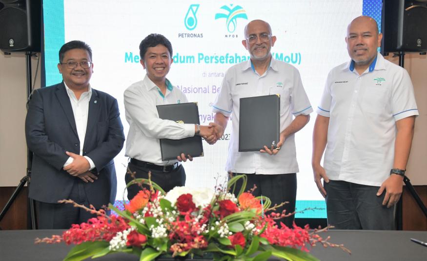 (Dari kiri) Naib Presiden Eksekutif dan Ketua Pegawai Eksekutif, Perniagaan Hiliran Petronas, Datuk Sazali Hamzah; Naib Presiden Penapisan, Pemasaran dan Perdagangan, Perniagaan Hiliran Petronas, Ahmad Adly Alias; Ketua Pengarah MPOB, Datuk Dr Ahmad Parveez Ghulam Kadir dan Pengerusi MPOB, Datuk Mohamad Helmy Othman Basha.