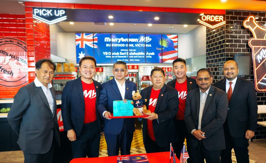 (Dua dari kiri) Datuk Joshua Liew bersama Menteri Perdagangan Dalam Negeri dan Kos Sara Hidup, Datuk Seri Salahuddin Ayub pada majlis pelancaran cawangan Australia pertama untuk Marrybrown