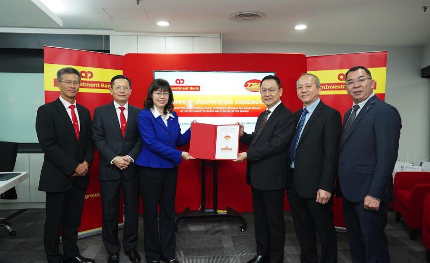 Chew Kuan Fah (tiga dari kanan) bersama (dari kiri) Ketua Kewangan Korporat Aminvestment Bank, Ho Weng Yew; Timbalan Ketua Pegawai Eksekutif Aminvestment Bank, Christopher Ng Kok Wai; Ketua Pegawai Eksekutif Aminvestment Bank, Tracy Chen Wee Keng; Pengarah Eksekutif TSA Group, Chew Yik Wai dan Pengarah Eksekutif TSA Group, Eric Ng Kim Liang
