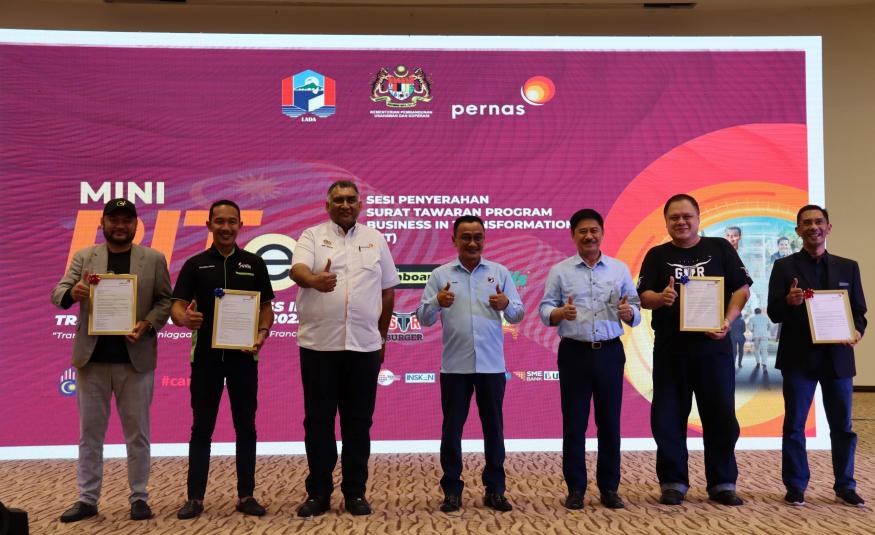 (Tiga dan empat dari kiri) Datuk Abu Bakar As-Sidek Mohd Sidek dan Ahmad Fuad Che Ani pada majlis perasmian Mini BITe 2023 di Langkawi baru-baru ini