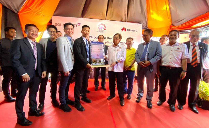Premier Sarawak, Datuk Patinggi Tan Sri Abang Johari Tun Openg (lima dari kiri) merasmikan pelancaran tapak uji bersama (dua hingga empat dari kiri) Naib Presiden Unit Perniagaan Kuasa Digital Huawei Malaysia, Chong Chern Peng; Pengarah Eksekutif Solarvest, Edmund Tan Chyi Boon; Pengarah Solarvest Borneo, Leon Liew Chee Ing dan Ketua Pengarah Eksekutif Centexs, Syeed Mohd Hussein Wan Abdul Rahman (dua dari kanan).