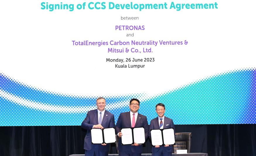 (Dari kiri) Pengerusi dan Ketua Pegawai Eksekutif TotalEnergies, Patrick Pouyanné; Presiden dan Ketua Pegawai Eksekutif Kumpulan Petronas, Tan Sri Tengku Muhammad Taufik; dan wakil pengarah, Pegawai Urusan Eksekutif Kanan Mitsui & Co., Toru Matsu