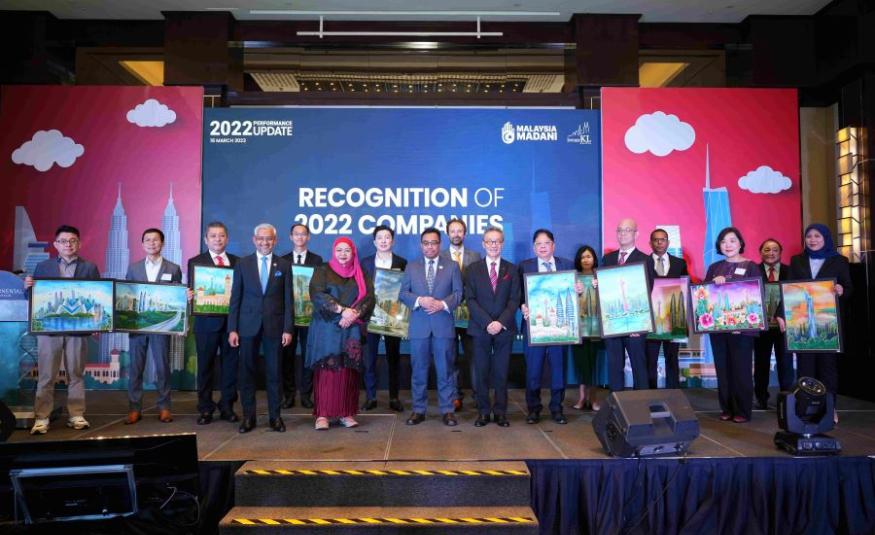 (Empat dari kiri) Datuk Muhammad Azmi Zulkifli, Timbalan Ketua Setiausaha (Pelaburan) MITI, Datuk Bahria Mohd Tamil; Timbalan Ketua Setiausaha (Perdagangan) MITI, Encik Hairil Yahri Yaacob; dan Pengerusi InvestKL, Datuk Seri Michael Yam bersama wakil daripada 13 syarikat global yang melabur di Greater KL pada 2022