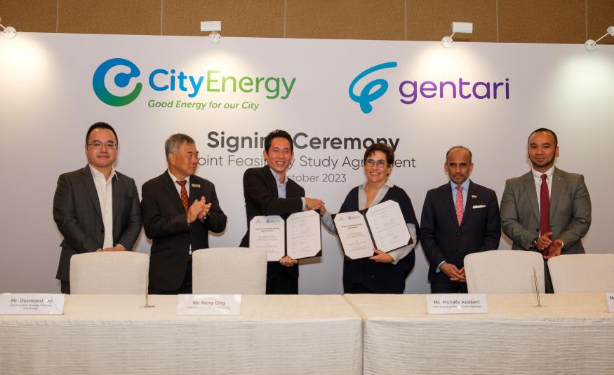 Ketua Pegawai Eksekutif City Energy, Perry Ong dan Ketua Pegawai Hidrogen Gentari, Michele Azalbert (tiga dan empat dari kiri) di majlis pemeteraian perjanjian kajian kebolehlaksanaan bersama di Singapura, hari ini.