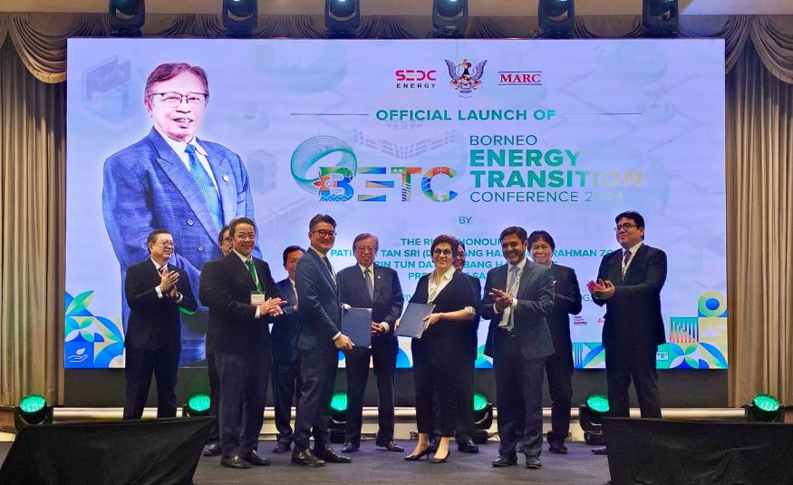 Pertukaran dokumen kerjasama Gentari dan SEDC Energy disaksikan oleh Premier Sarawak, Tan Sri Abang Johari Tun Openg (tengah) sempena Persidangan Peralihan Tenaga Borneo (BETC2024) di Kuching pada 26 Februari 2024.