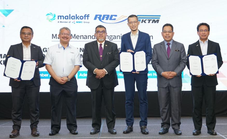 (Dari kiri) Datuk Azhar Ahmad, Naib Pengerusi Eksekutif Malakoff, Tan Sri Che Khalib Mohd Noh; Timbalan Menteri Pengangkutan; Datuk Hasbi Habibollah; Anwar Syahrin Abdul Ajib; Timbalan Setiausaha, Jeneral Dr Nor Fuad Abdul Hamid dan Ketua Pegawai Eksekutif Kumpulan KTMB, Datuk Mohd Rani Hisham Samsudin bertukar perjanjian solar tersebut di Hotel Palm Garden, Putrajaya hari ini.