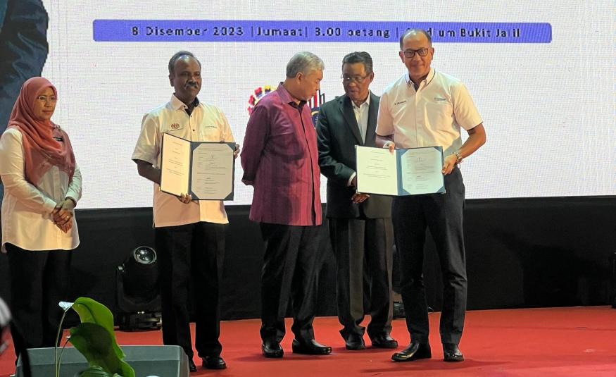V. Sivakumar dan Raja Iskandar Raja Mukhtaruddin bertukar MoC bersempena Program Setahun Bersama Kerajaan Madani di Stadium Bukit Jalil hari ini, yang turut disaksikan oleh Timbalan Perdana Menteri, Datuk Seri Dr Ahmad Zahid Hamidi.