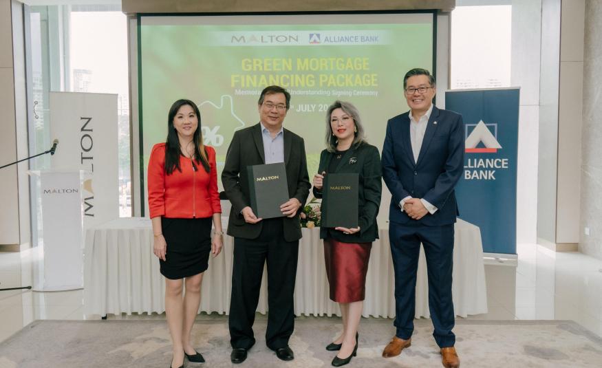 Ketua Pegawai Eksekutif Pembangunan Hartanah Malton, Kelvin Choo dengan Gan Pai Li menandatangani MOU untuk menandakan perkongsian strategik untuk pembangunan mampan dan pembiayaan hijau dalam sektor perumahan