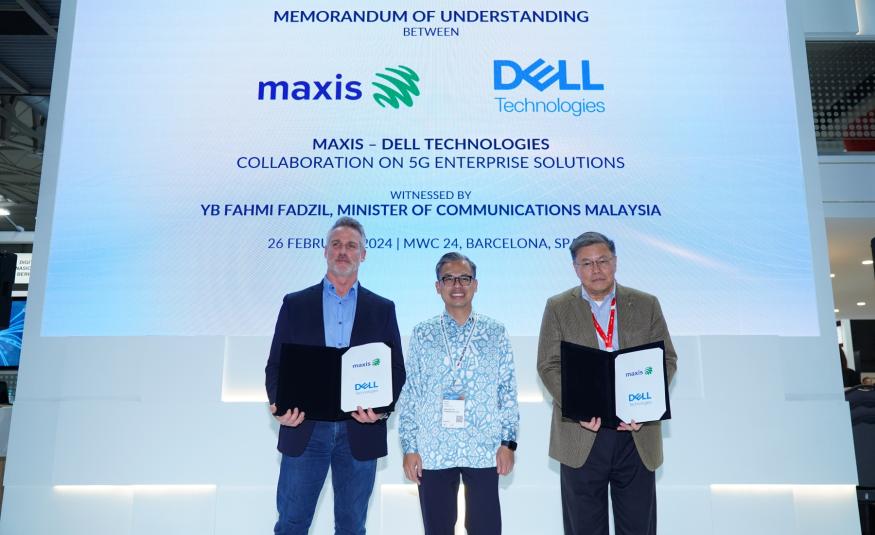 Menteri Komunikasi, Fahmi Fadzil (tengah) bersama Pengarah Kanan Perniagaan Rakan Kongsi Global bagi Perniagaan Sistem Telekom Dell Technologies, Ken Byrnes (kiri) dan Goh Seow Eng (kanan) pada majlis pemeteraian MoU di Pavilion Malaysia sempena Mobile World Congress 2024 di Barcelona, Sepanyol.