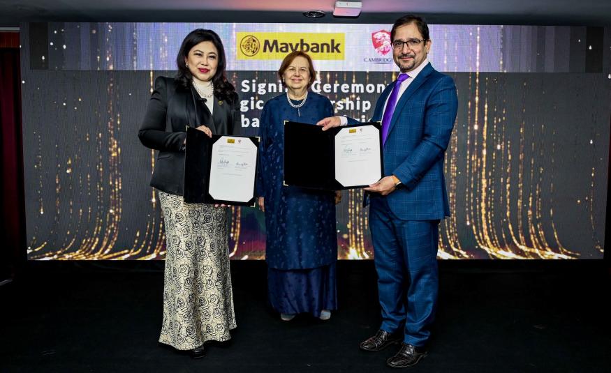 (Dari kiri) Datuk Nora Abd Manaf; Tan Sri Dr Ungku Zeti Akhtar Aziz dan Prof. Dr. Humayon Dar pada majlis menandatangani perjanjian kerjasama strategik