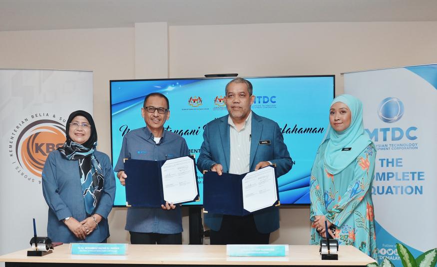 (Dari kiri) Pengarah Bahagian Pembangunan Teknologi MTDC, Mariamah Hj Daud; Ketua Pegawai Eksekutif MTDC, Mohammad Hazani Hassan; Ketua Pengarah Bahagian Pembangunan Kemahiran Belia KBS, Shahrul Affendi Baharudin dan Penolong Pengarah Bahagian Pembangunan Kemahiran Belia KBS, Liyana Haminudin