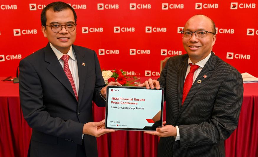 (Dari kiri) Ketua Pegawai Kewangan Kumpulan CIMB Group, Khairul Rifaie dan Ketua Pegawai Eksekutif Kumpulan CIMB Group, Datuk Abdul Rahman Ahmad pada sidang media CIMB Group di sini, hari ini.