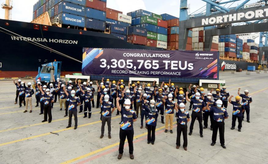 ato' Azman Shah Mohd Yusof, Ketua Pegawai Eksekutif Northport (Malaysia) Bhd (berdiri di hadapan) bersama pengurusan kanan dan kakitangan operasi Northport semasa acara sambutan pemecahan rekod yang diadakan di Northport pada 30 Disember 2021