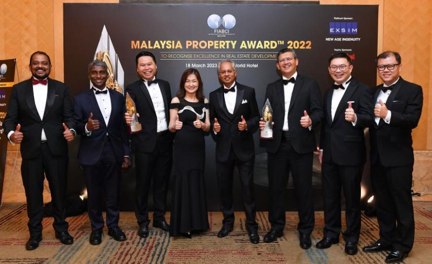 (Dari kiri) Ketua Pegawai Jaminan Sime Darby Property Berhad, Aravindan Devapalan Nair; Ketua Pegawai Operasi Pembangunan Bersepadu, Datuk Ir. Mohd Idris Abdullah; Ketua Pegawai Operasi Pembangunan Perbandaran, Appollo Leong Yong Kuan; Ketua Pegawai Kewangan Kumpulan, Betty Lau Sui Hing; Pengarah Urusan Kumpulan, Dato’ Azmir Merican; Ketua Pegawai Eksekutif Pembangunan Hartanah, Dato’ Ir. Mohd Sohimin Mohd Alayedin; Ketua Pegawai Pemasaran dan Jualan, Datuk Lai Shu Wei; dan Ketua Pegawai Pembangunan Korporat, Datuk Choy Kah Yew menghadiri Anugerah Hartanah FIABCI Malaysia 2022.