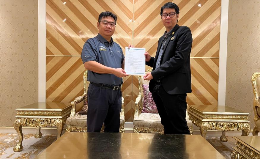 (Dari kiri) Pengarah Eksekutif Bukan Bebas dan Ketua Kejuruteraan Plytec, Edward Han Liang Kwang dan Pengarah Bahagian Kejuruteraan dan Pengurusan Projek SEDC, Dr Ting Sie Chun
